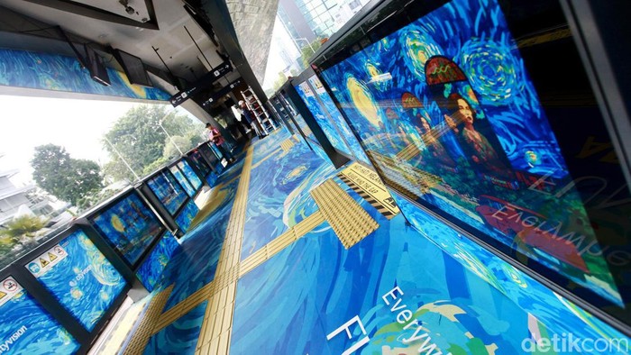 Potret 3 Halte TransJakarta yang Disulap Bak Galeri Seni PT Transjakarta berkolaborasi dengan City Vision menyulap sejumlah halte TransJakarta mirip galeri seni. Nih potretnya.