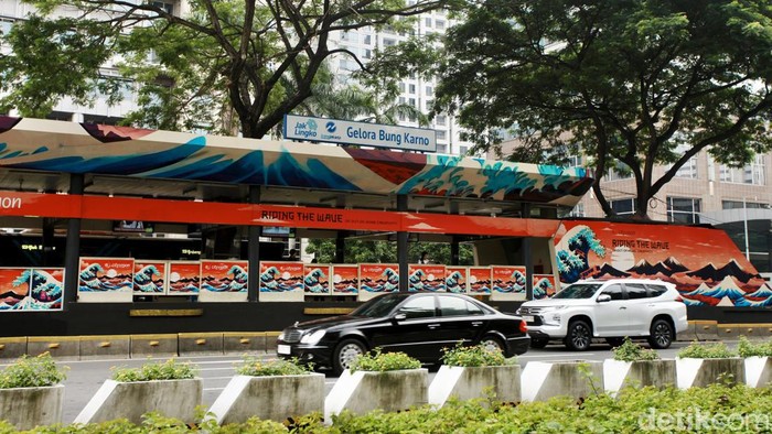 PT Transjakarta berkolaborasi dengan City Vision menyulap sejumlah halte TransJakarta mirip galeri seni. Nih potretnya.
