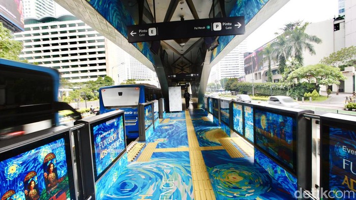 PT Transjakarta berkolaborasi dengan City Vision menyulap sejumlah halte TransJakarta mirip galeri seni. Nih potretnya.