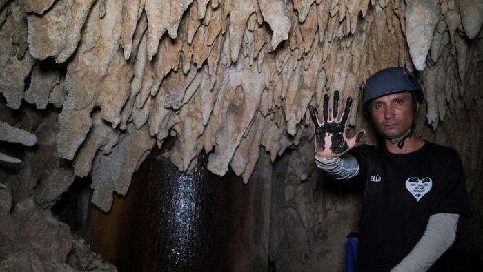 Potret Gua Kuno Meksiko yang Terancam Pembangunan Proyek Kereta Maya A view shows the drillings made during the construction of a section of the Mayan Train in the Aktun T'uyul system caves, in Playa del Carmen, state of Quintana Roo, Mexico March 20, 2024. REUTERS/Paola Chiomante