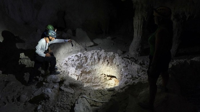 A view shows the drillings made during the construction of a section of the Mayan Train in the Aktun T'uyul system caves, in Playa del Carmen, state of Quintana Roo, Mexico March 20, 2024. REUTERS/Paola Chiomante
