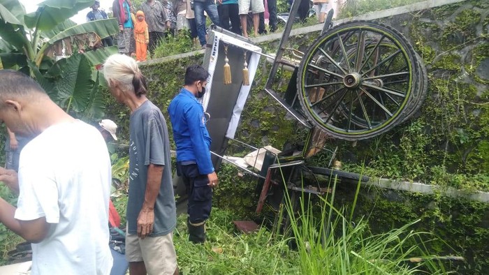 Potret kuda dan andong yang nyemplung parit 3 meter di Potorono Bantul, Selassa (26/3/2024).