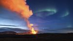 Potret Letusan Gunung Berapi Bertemu Sinar Aurora di Langit Islandia