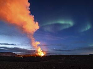 Potret Letusan Gunung Berapi Bertemu Sinar Aurora di Langit Islandia