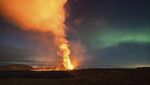 Potret Letusan Gunung Berapi Bertemu Sinar Aurora di Langit Islandia