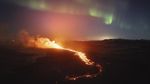 Potret Letusan Gunung Berapi Bertemu Sinar Aurora di Langit Islandia