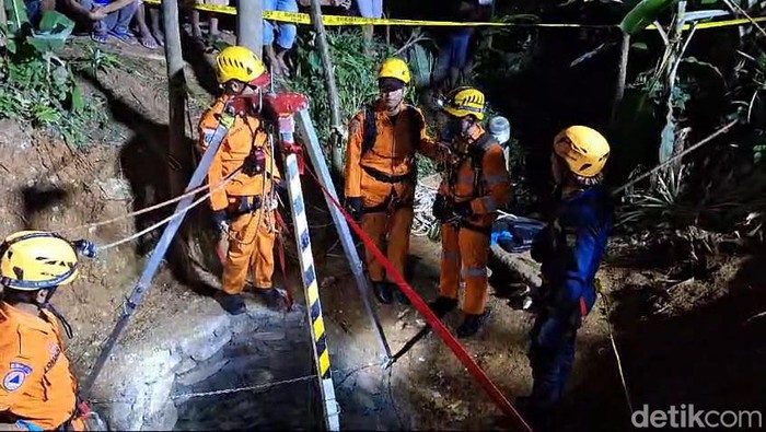 Proses evakuasi dua warga Tasikmalaya tewas di dalam sumur