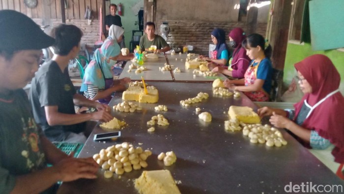 Proses produksi UMKM bakpia di Dusun Winong, Desa Krakitan, Kecamatan Bayat, Klaten, Selasa (26/3/2024).