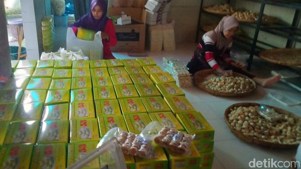 Proses produksi UMKM bakpia di Dusun Winong, Desa Krakitan, Kecamatan Bayat, Klaten, Selasa (26/3/2024).