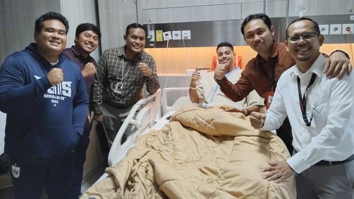 Vitinho didampingi dokter tim PSIS usai menjalani operasi lutut.