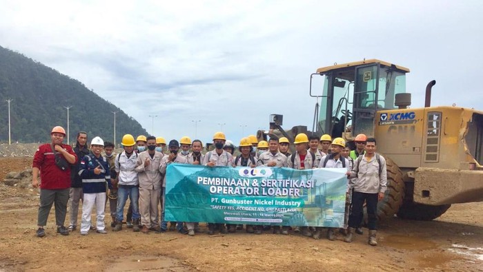 PT GNI mengadakan pelatihan pengoperasian alat berat.