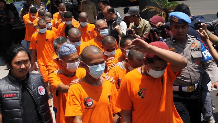 Sejumlah barang bukti dan tersangka kasus peredaran gelap narkotika perlihatkan ke wartawan saat konferensi pers di Mapolres Bogor, Cibinong, Kabupaten Bogor, Jawa Barat, Selasa (26/3/2024). Satuan Reserse Narkoba Polres Bogor berhasil mengamankan 84 orang tersangka pengedar narkotika dari 64 perkara dalam kurun waktu Januari-Maret 2024 di wilayah Kabupaten Bogor dengan barang bukti 21,95 kilogram ganja, 215,43 gram sabu-sabu, 253,09 gram tembakau sintetis dan 19.801 butir obat golongan daftar G serta satu pucuk senjata api rakitan. ANTARA FOTO/Yulius Satria Wijaya/nym.