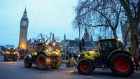 Setidaknya ada 50 traktor, banyak di antaranya berbendera Union Jack dan tanda-tanda seperti tidak ada petani, tidak ada makanan, tidak ada masa depan dalam demonstrasi yang memblokir jalan-jalan di pusat kota London selama beberapa waktu.  