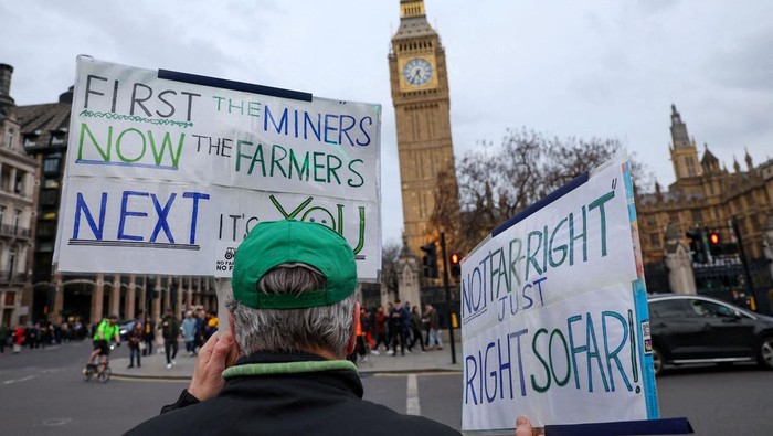 Farmers drive tractors through central London to protest against issues including food imports, as part of demonstrations from growers around the world, in London, Britain, March 25, 2024. REUTERS/Toby Melville