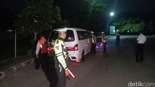 Petugas gabungan saat memeriksa travel bodong di Gilimanuk, Kecamatan Melaya, Kabupaten Jembrana, Bali, Selasa (26/3/2024). (I Putu Adi Budiastrawan/detikBali).