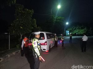Razia Travel Bodong di Gilimanuk, 19 Kendaraan Ditilang