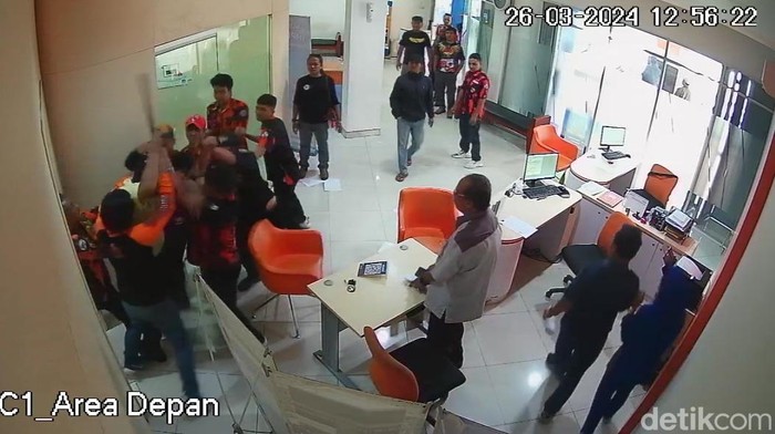 Repro rekaman CCTV anggota ormas keroyok satpam di Tasikmalaya.