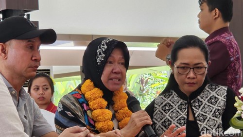 Mensos Risma menangis melihat pengusaha siap rekrut penyandang disabilitas bekerja, Gianyar (26/3/2024). (foto : Putu Krista/detikBali).