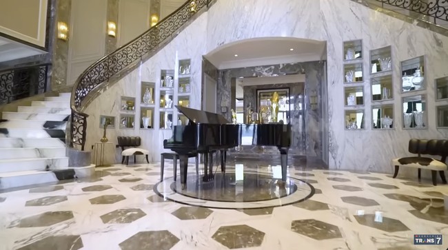 Kemewahan langsung terasa begitu masuk. Sebuah foyer penuh marmer bak di hotel mewah bintang 5 menyambut. Sebuah grand piano berwarna hitam menjadi focal point. (Foto: YouTube/Trans7 Official)