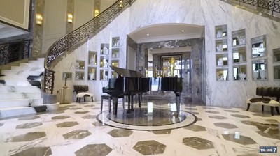 10 Foto Rumah Mewah dr. Reza Gladys, Foyer Penuh Marmer Bak Hotel Bintang 5