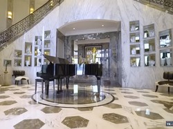 10 Foto Rumah Mewah dr. Reza Gladys, Foyer Penuh Marmer Bak Hotel Bintang 5