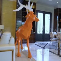 Arsitektur rumah Reza hadir dalam gaya yang memadukan elemen klasik dan modern. Interiornya pun disesuaikan. Kehadiran dekorasi patung rusa seperti di ruangan ini menjadi statement piece tersendiri.  (Foto: YouTube/Trans7 Official)