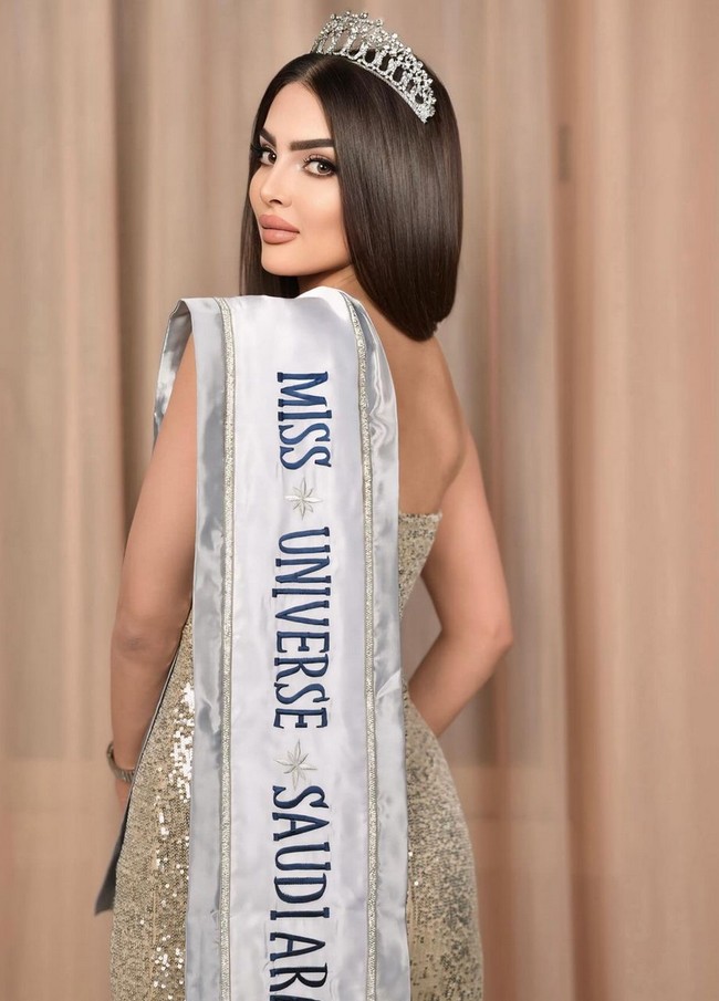 Mewakili Arab Saudi di salah satu kontes kecantikan tertua dunia, Rumy mengungkapkan rasa bangganya. “Saya merasa terhormat bisa berpartisipasi dalam kompetisi Miss Universe International 2024. ni merupakan keikutsertaan pertama Kerajaan Arab Saudi dalam kompetisi Miss Universe,” tulisnya di unggahan Instagram @rumy_alqahtani. Foto: Instagram/@rumy_alqahtani