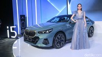 Dari tampilannya, BMW i5 memang begitu menggoda. Dimulai dari bagian depan kehadiran kidney grille khas BMW sekaligus adaptive headlamp.