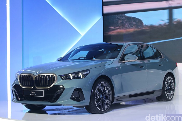 Sang Penggoda Itu Bernama BMW i5 Listrik