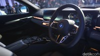 Bagian interior di desain ulang sepenuhnya. Ini sekaligus menunjukkan era baru BMW. Desain elegan masih nampak jelas dari sisi interior. Interiornya juga sudah mengusung bahan full vegan mulai dari jok, dashboard, door trim, dan setir kemudi. Terdapat juga panoramic glassroof yang memberi kesempatan cahaya natural masuk ke kabin mobil.