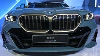 BMW i5 menawarkan lima pilihan mode. Salah satunya mode efficient yang bila diaktifkan bisa menambah jarak tempuh mobil.