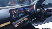 Menariknya, BMW juga menyajikan platform gaming yang memungkinkan pengendara dan penumpang bermain game di dalam mobil. Ini bisa dimanfaatkan ketika menunggu saat baterai mobil sedang dicas.