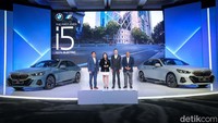 BMW meluncurkan sedan listrik i5. Sedan bisnis terlaris di dunia ini menggoda para pengusaha di Tanah Air. Sedan listrik i5 hadir dengan tampilan yang sporty nan elegan. Tak kalah penting sedan premium ini tak lagi menghasilkan emisi.
