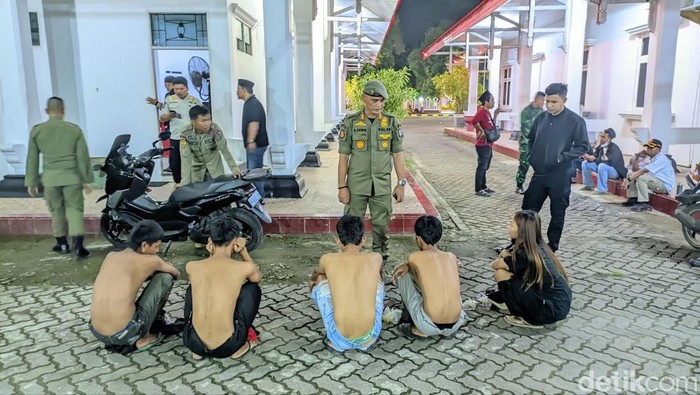 Satpol PP Bone mengamankan 5 remaja yang kedapatan mabuk lem.