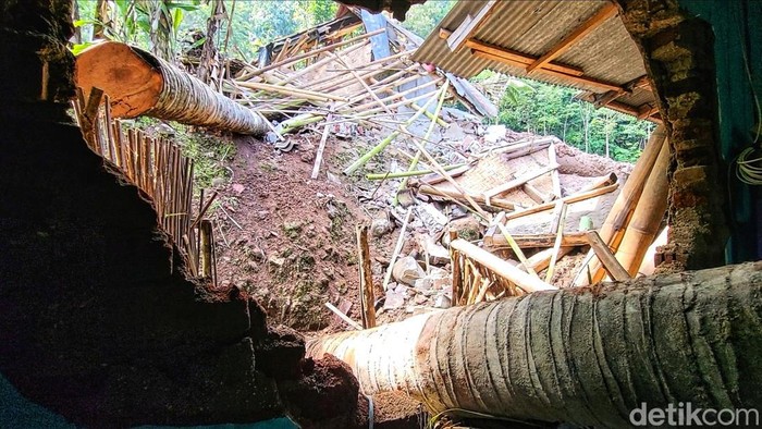Sebuah musala turut hancur dampak terjangan longsor di kawasan Taman Nasional Gunung Halimun Salak (TNGHS)