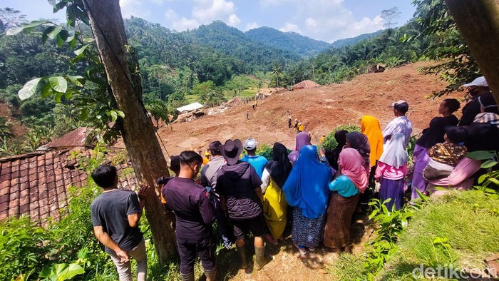 Sejumlah warga datangi lokasi longsor untuk melihat proses pencarian korban tertimbun longsor di Bandung Barat.