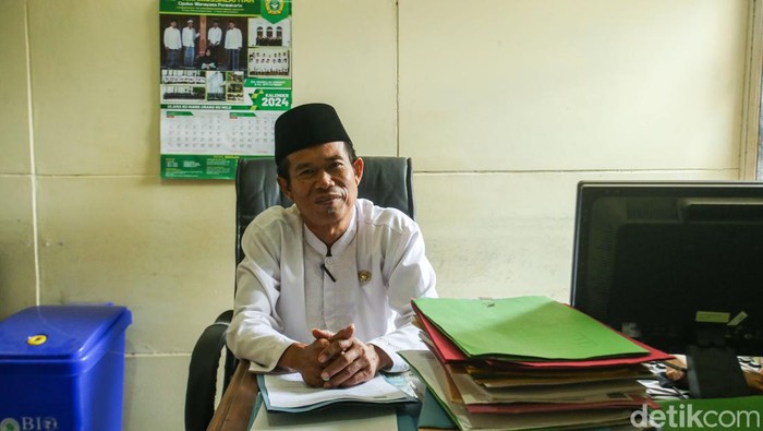 Sekdes Pasir Gombong, Adang