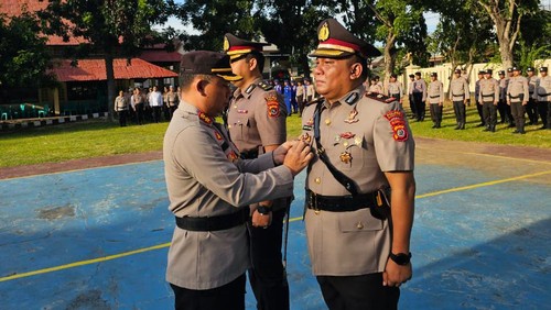 Serah terima jabatan Kompol Libartino Silaban (kanan) sebagai Wakapolres Manggarai Barat.