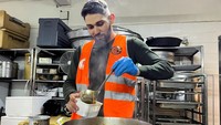 Sebuah yayasan amal di Aljazair telah menganut semangat Ramadan untuk memberi selama bulan suci Islam dengan memproduksi dan mendistribusikan makanan kepada yang membutuhkan di seluruh negeri. Para sukarelawan mendedikasikan energi mereka di dapur tempat mereka menyiapkan sup, hidangan pembuka, dan makanan.