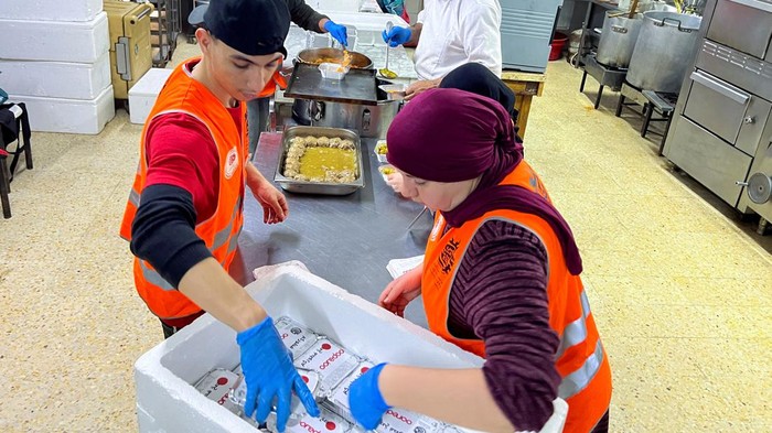 Sibuknya Badan Amal Aljazair Siapkan Makan Gratis untuk Warga Membutuhkan Volunteers from 'Ness El Khir' foundation pack meals to be distributed to families in need during the Muslim holy month of Ramadan in Algiers, Algeria March 19, 2024. REUTERS/Abdelaziz Boumzar