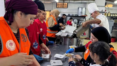 Sibuknya Badan Amal Aljazair Siapkan Makan Gratis untuk Warga Membutuhkan