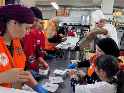 Sibuknya Badan Amal Aljazair Siapkan Makan Gratis untuk Warga Membutuhkan