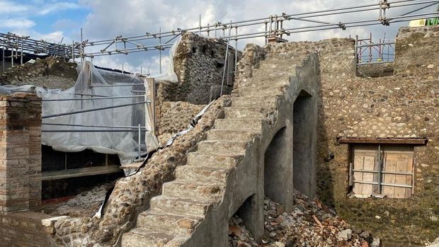 Situs Bangunan Pompeii Ungkap Metode Konstruksi Romawi Kuno A view of an ancient domus during archaeological excavations in the ancient archeological site of Pompeii, Italy, in this handout photo obtained by Reuters on March 25, 2024. Parco Archeologico di Pompei/Handout via REUTERS THIS IMAGE HAS BEEN SUPPLIED BY A THIRD PARTY. NO RESALES. NO ARCHIVES