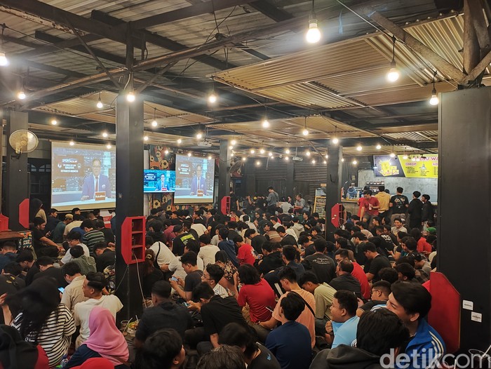 Suasana nobar di Warkop Pitulikur Surabaya