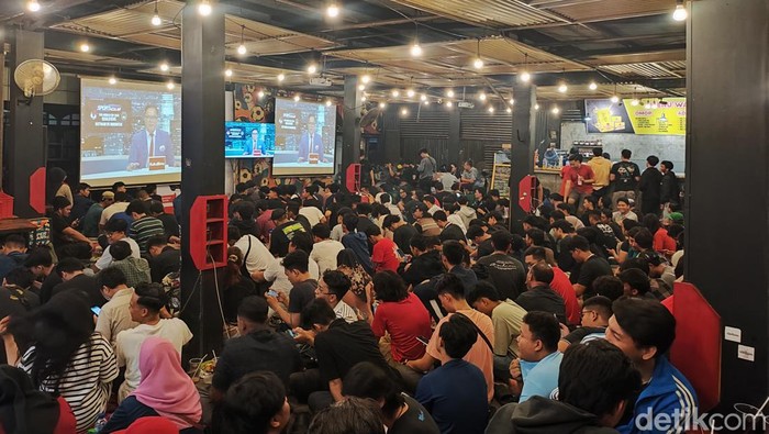 Suasana nobar di Warkop Pitulikur Surabaya