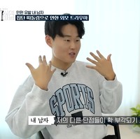 Dilansir Koreaboo, pria tersebut akhirnya melakukan operasi kelopak dan sudut mata, memperbaiki smile line, pemotongan tulang pipi, rahang, dan dagu. Setelah menjalani tujuh kali operasi, penampilannya pun jadi tidak dikenali. Foto: Dok. YouTube Hellotv