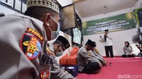 Saat azan magrib tiba, para tahanan dan petugas kemudian menyantap nasi kotak yang disediakan.