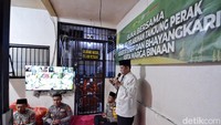 Mereka tampak larut dalam acara tersebut.