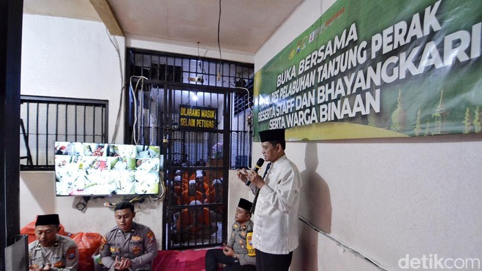 Tahanan Polres Pelabuhan Tanjung Perak Buka Bersama