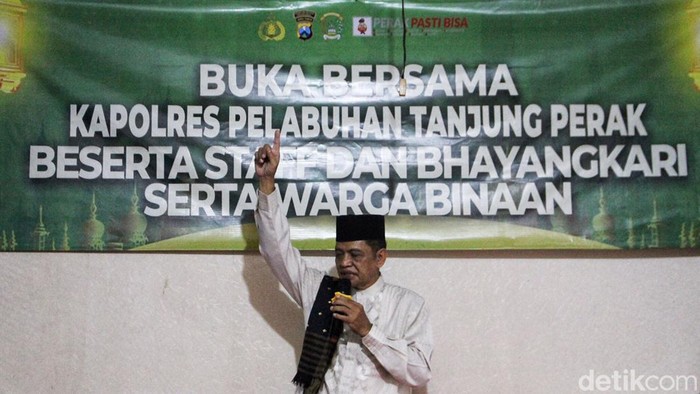 Tahanan Polres Pelabuhan Tanjung Perak Buka Bersama Tahanan Polres Pelabuhan Tanjung Perak Buka Bersama